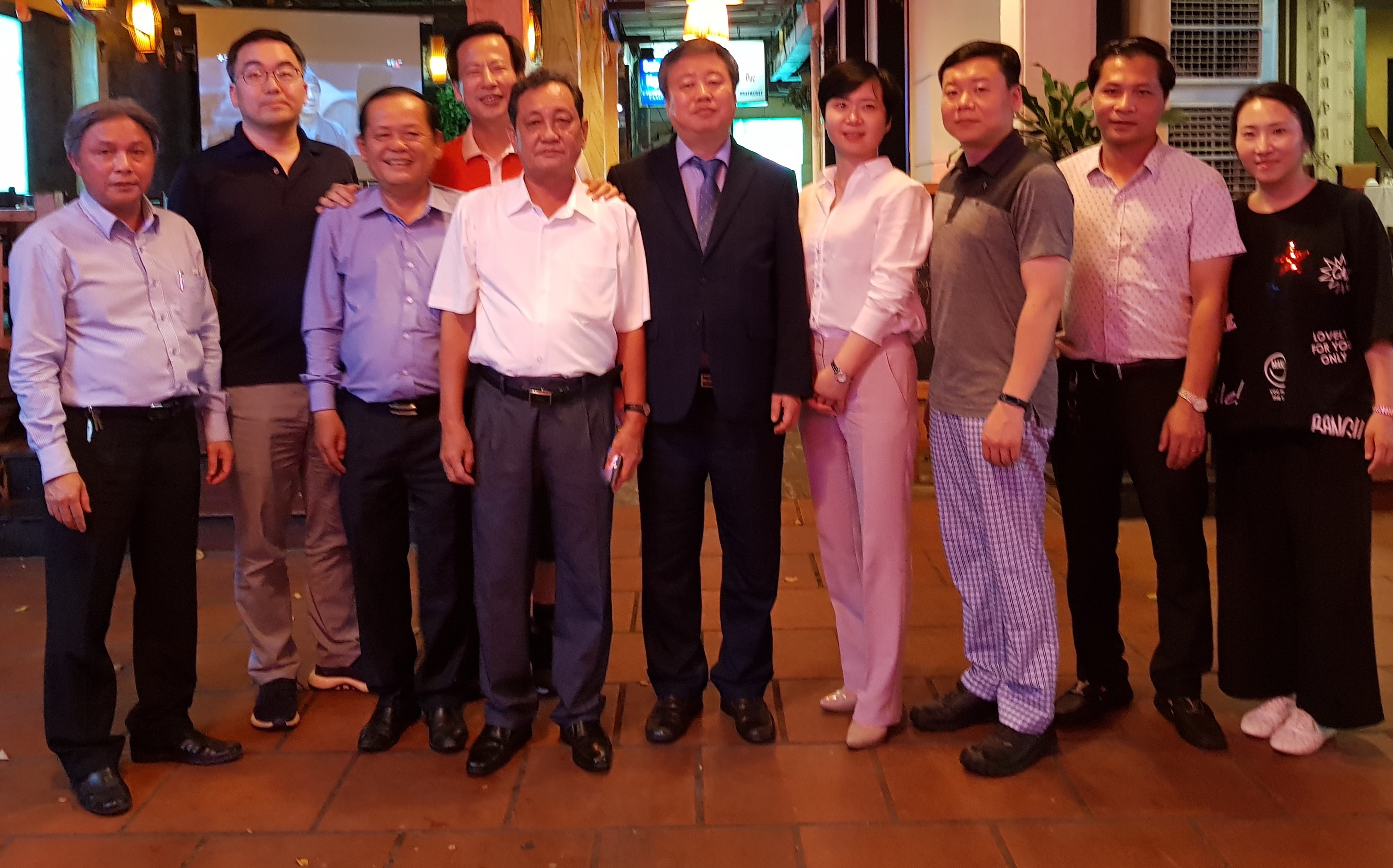 Đoàn Hội Nhà báo Hàn Quốc chụp ảnh lưu niệm với lãnh đạo, CBCNV Văn phòng Hội Nhà báo Việt Nam tại TP. Hồ Chí Minh