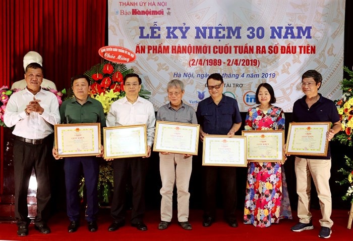 Ban biên tập Báo Hà Nội mới tặng giấy khen cho các nhà báo đã có nhiều cống hiến cho sự nghiệp 30 năm xây dựng, phát triển tờ báo. Ảnh: Bá Hoạt