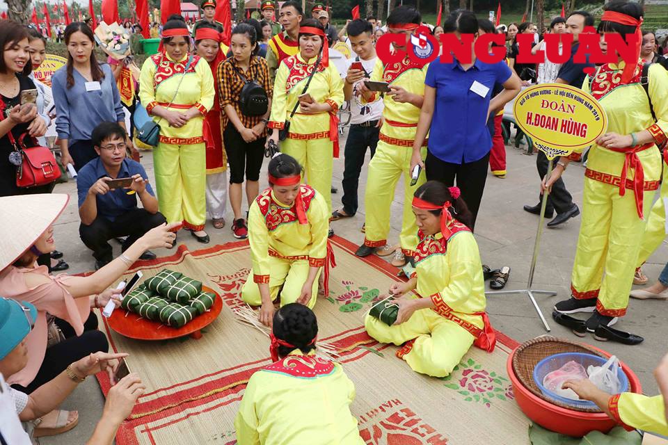 Hội thi gói, nấu bánh chưng và giã bánh giầy tại Lễ hội Đền Hùng năm 2019.