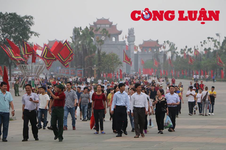 Người dân và du khách thập phương về tham dự Lễ hội Đền Hùng.