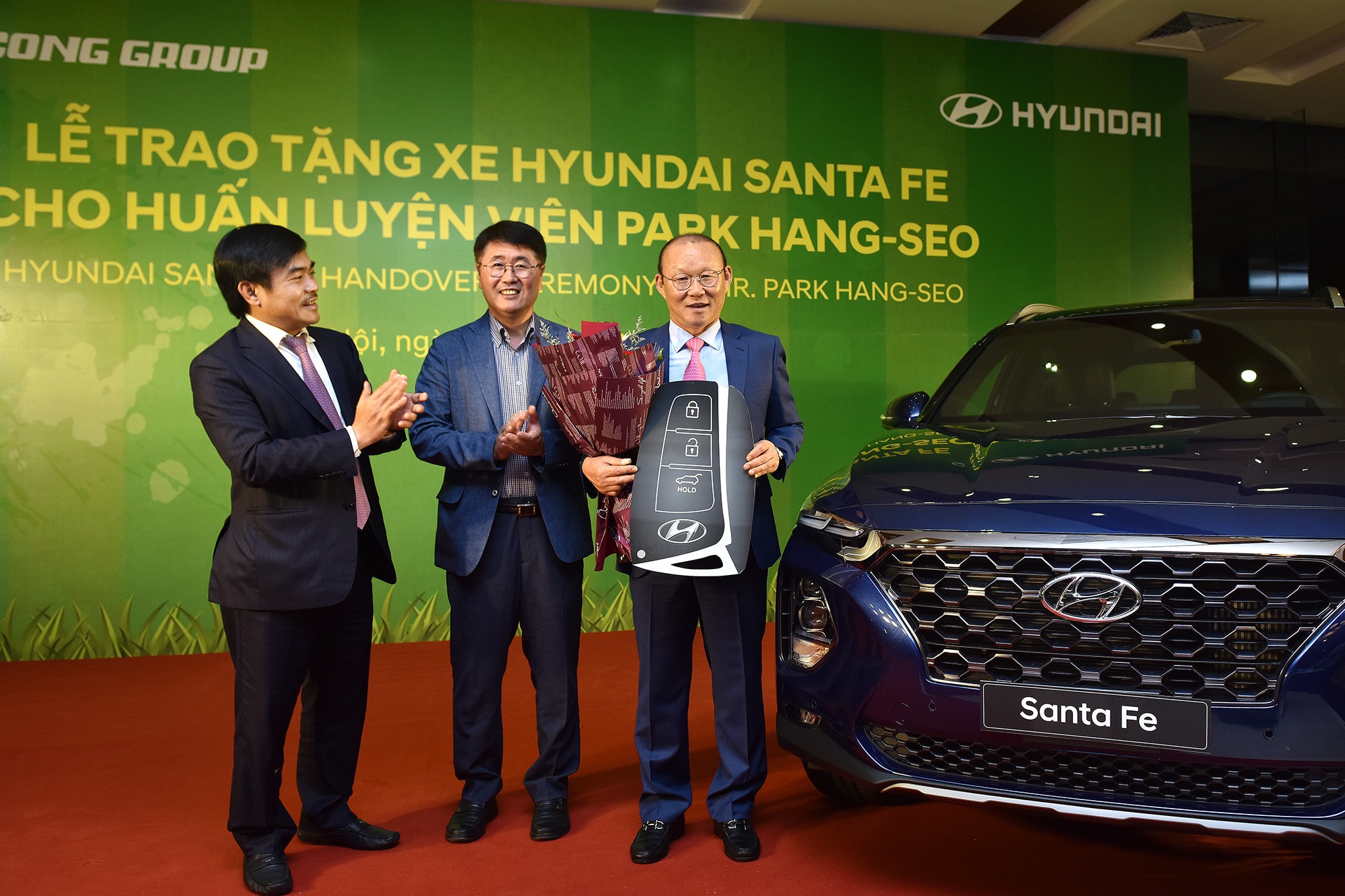 Tập đoàn Thành Công và Hyundai trao tặng xe Santa Fe cho ông Park Hang Seo.