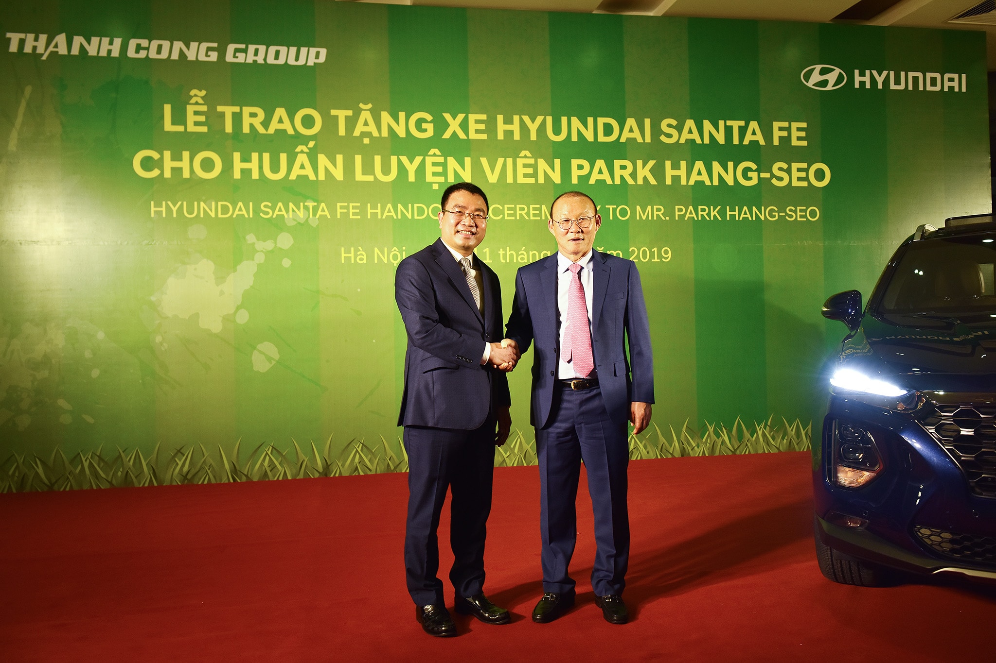 Tập đoàn Thành Công và Hyundai trao tặng xe Santa Fe cho ông Park Hang Seo.