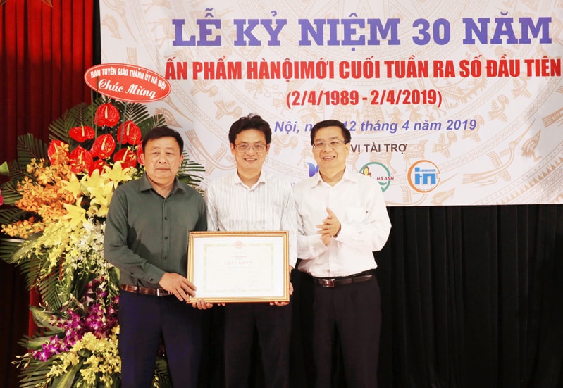 Tổng Biên tập Báo Hànộimới Nguyễn Hoàng Long khen thưởng Ban Chuyên san. Ảnh: Bá Hoạt
