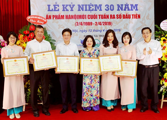 Tổng Biên tập Báo Hànộimới Nguyễn Hoàng Long khen thưởng những cá nhân xuất sắc. Ảnh: Bá Hoạt