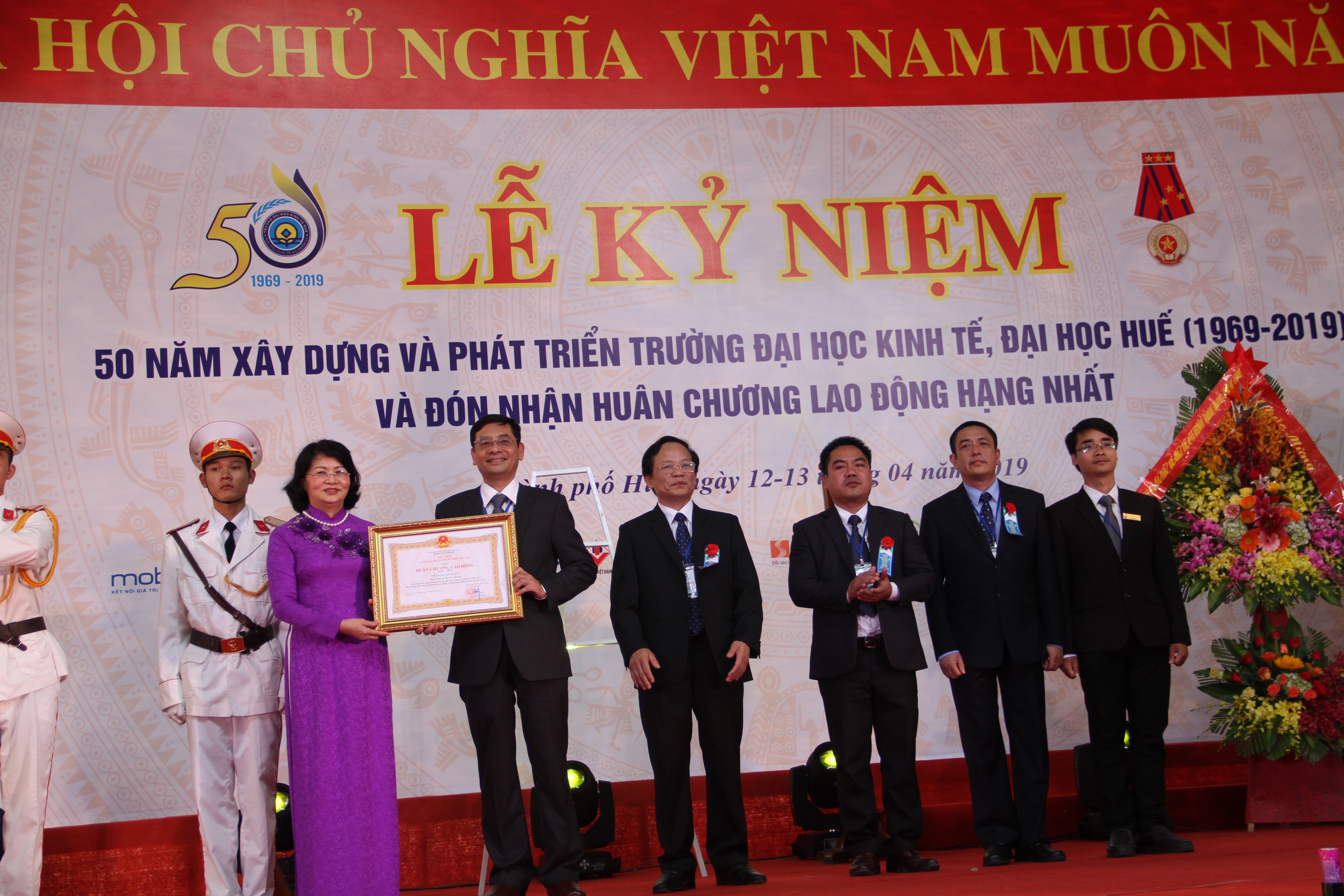Phó Chủ tịch nước Đặng Thị Ngọc Thịnh, trao Huân chương Lao động hạng Nhất.