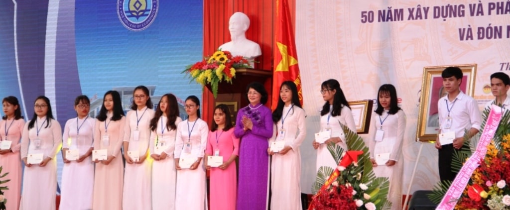 Phó Chủ tịch nước Đặng Thị Ngọc Thịnh, trao tặng 25 suất học bổng cho các em sinh viên của nhà trường có hoàn cảnh khó khăn.