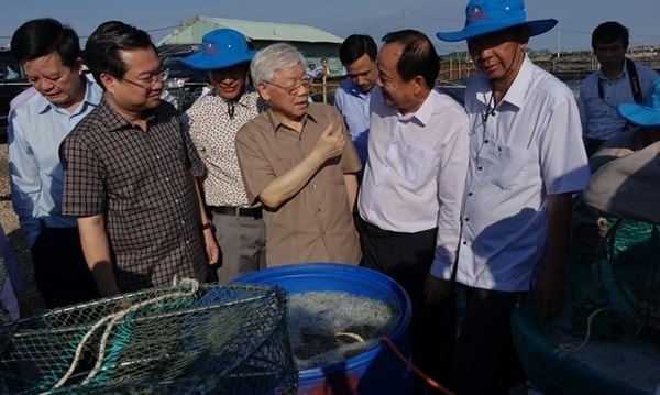 Tổng Bí thư, Chủ tịch nước Nguyễn Phú Trọng thăm mô hình nuôi tôm của Công ty Cổ phần Trung Sơn. Ảnh: Báo Nhân Dân