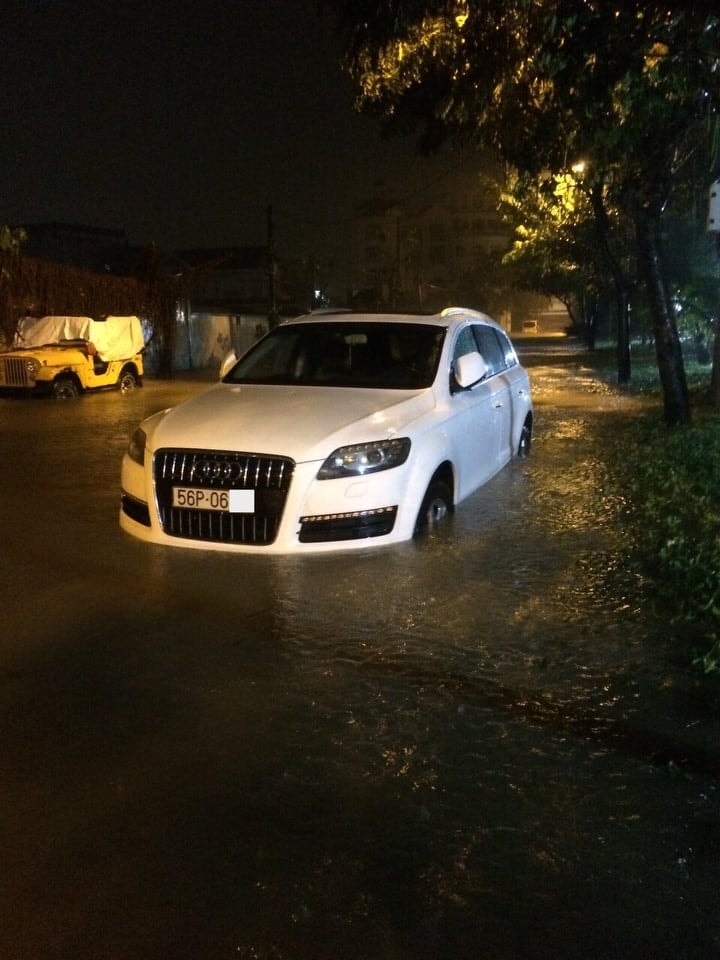 Xe ô tô Audi Q7 mang biển kiểm soát 56P-06XX của ông Phạm Công Liêm bị hư hỏng tại thời điểm ngày 25/11/2018. (Ảnh: NVCC)