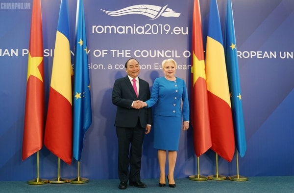 Thủ tướng Nguyễn Xuân Phúc và Thủ tướng Viorica Dancila bắt tay trước khi tiến hành hội đàm. Ảnh: VGP