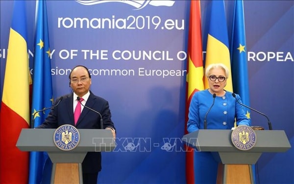 Thủ tướng Nguyễn Xuân Phúc và Thủ tướng Romania Viorica Dancila họp báo chung thông báo kết quả hội đàm. Ảnh: TTXVN