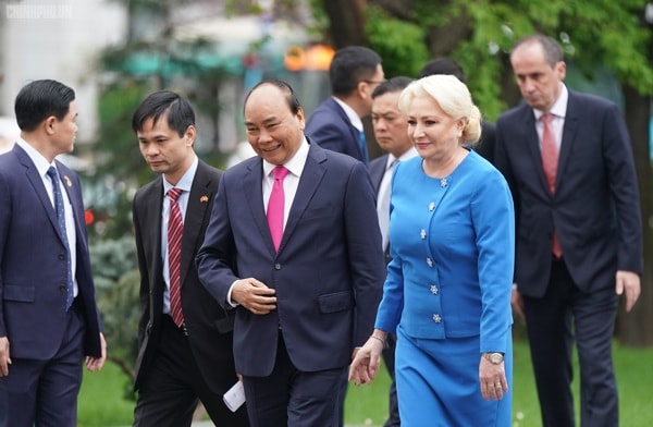 Thủ tướng Viorica Dancila đón Thủ tướng Nguyễn Xuân Phúc. Ảnh: VGP