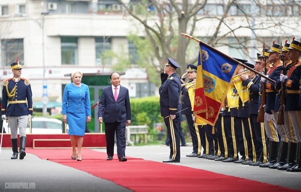 Thủ tướng Viorica Dancila và Thủ tướng Nguyễn Xuân Phúc duyệt đội danh dự. Ảnh: VGP