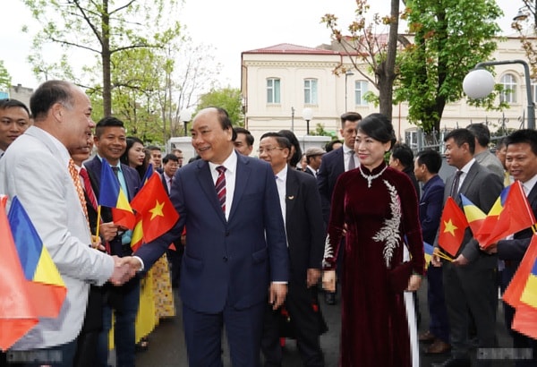 Thủ tướng gặp gỡ kiều bào tại Romania. Ảnh: VGP