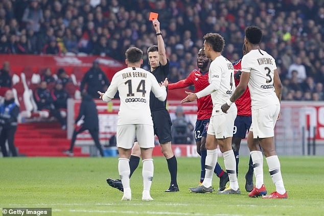 Tấm thẻ đổ Bernat là tác nhân chính khiến PSG thua muối mặt. Ảnh: Getty