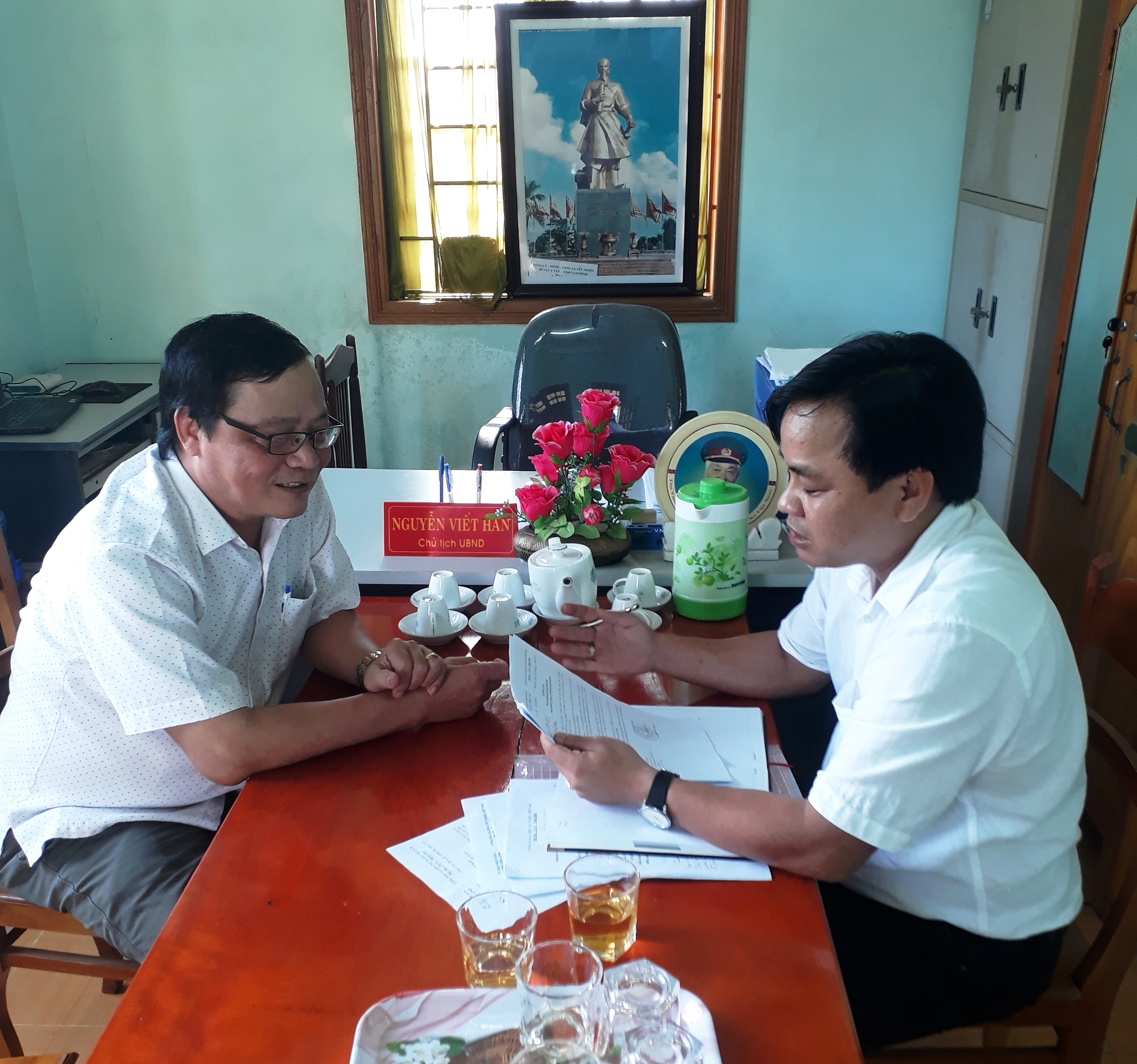 Ông Nguyễn Viết Hàn, Chủ tịch UBND xã Vĩnh Tân làm việc với phóng viên (Ảnh: Chí Phước)