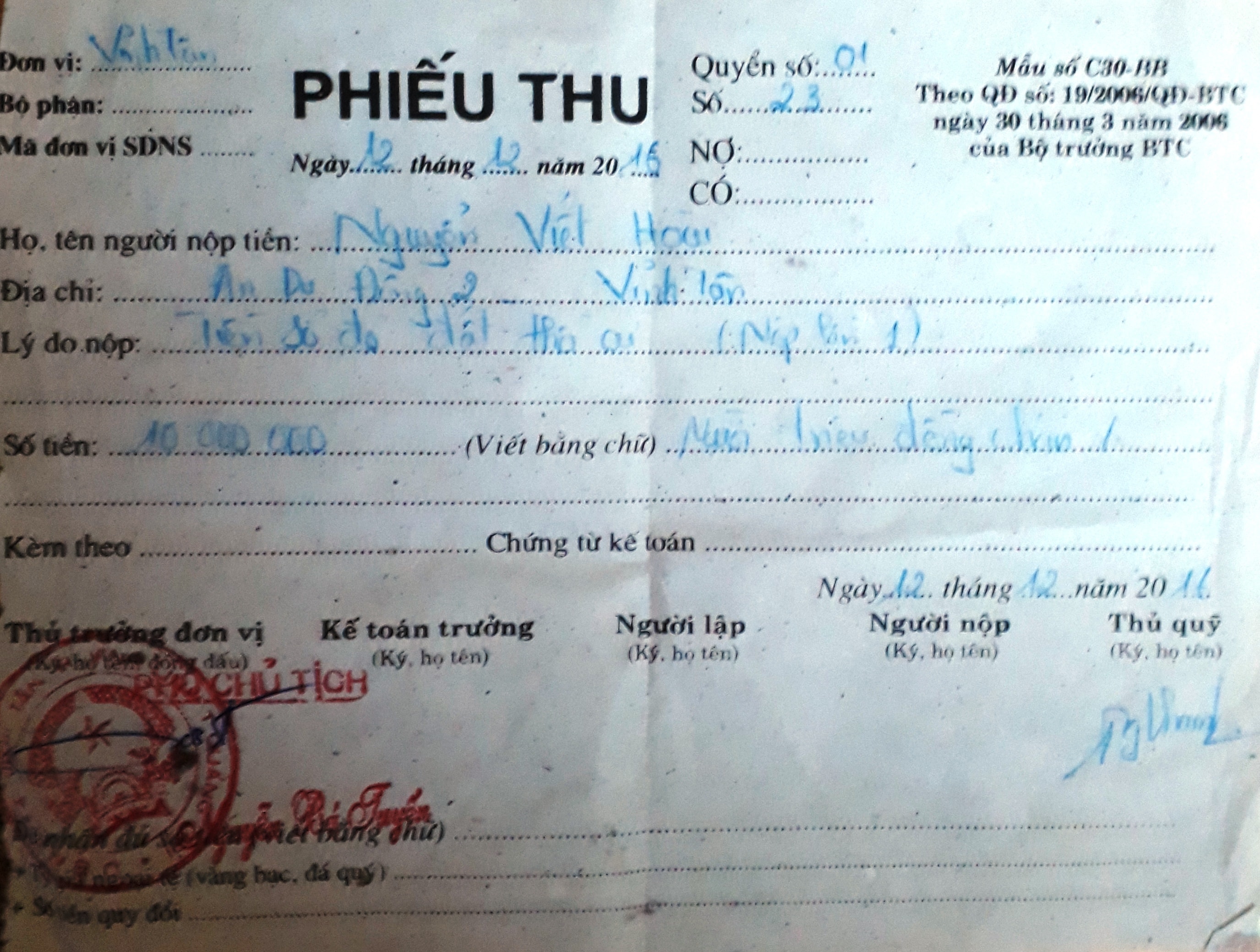 Ông Nguyễn Bá Tuyến, Phó Chủ tịch UBND xã Vĩnh Tân thu tiền bằng chứng từ đen trắng, trái với quy định của pháp luật (Ảnh: Cái Văn Long).