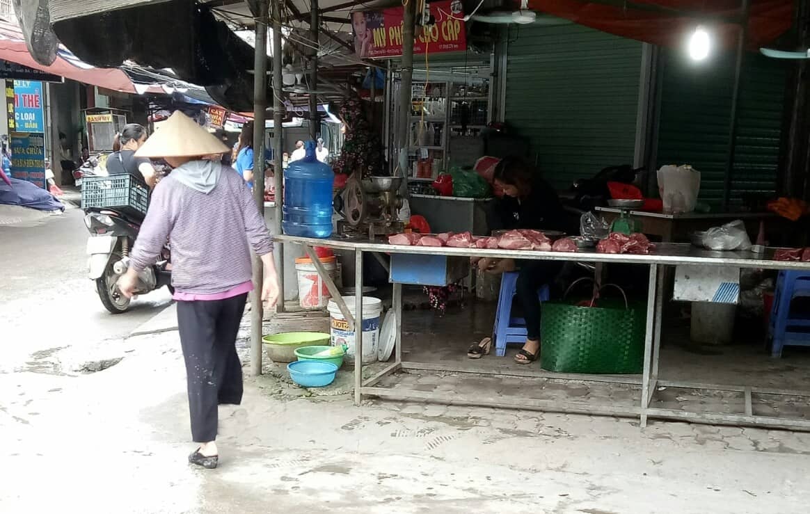 Đã 12h trưa nhưng các bàn thịt lợn vẫn còn rất nhiều trước sự thờ ơ của khách hàng. (ảnh chụp 16/4/2019 tại chợ Kim Chung, Hoài Đức) Ảnh: Lương Minh