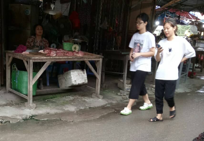 Tại quầy thịt tại chợ Kim Chung, Hoài Đức trưa ngày 16/4. Ảnh: Lương Minh