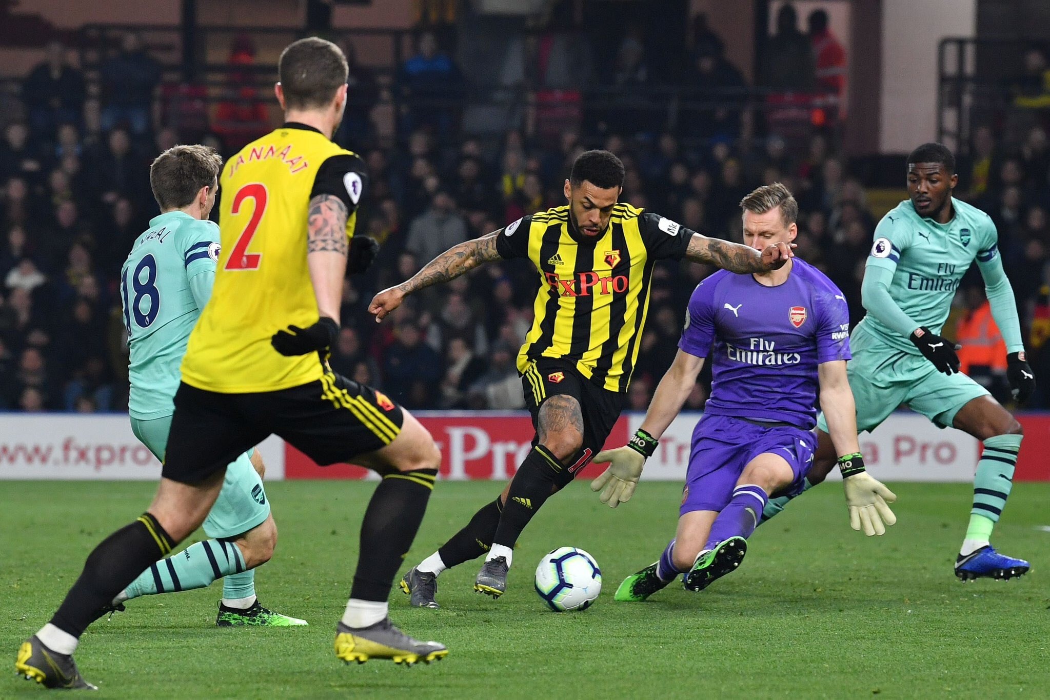 Watford (áo sọc vàng đen) khiến pháo thủ có trận đấu không hề dễ dàng. Ảnh: Getty