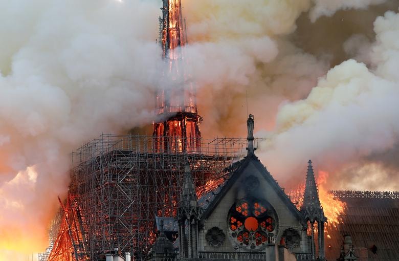 Nhà thờ Đức Bà Paris trong đám cháy. Ảnh: Reuters
