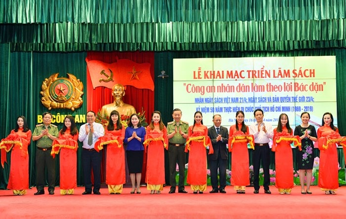 Các đại biểu cắt băng khai mạc triển lãm sách