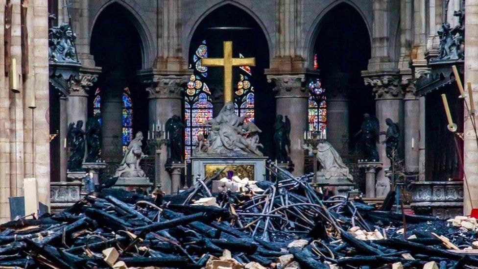 Đống đổ nát còn sót lại bên trong nhà thờ Đức bà Paris sau vụ hỏa hoạn. Ảnh: Reuters