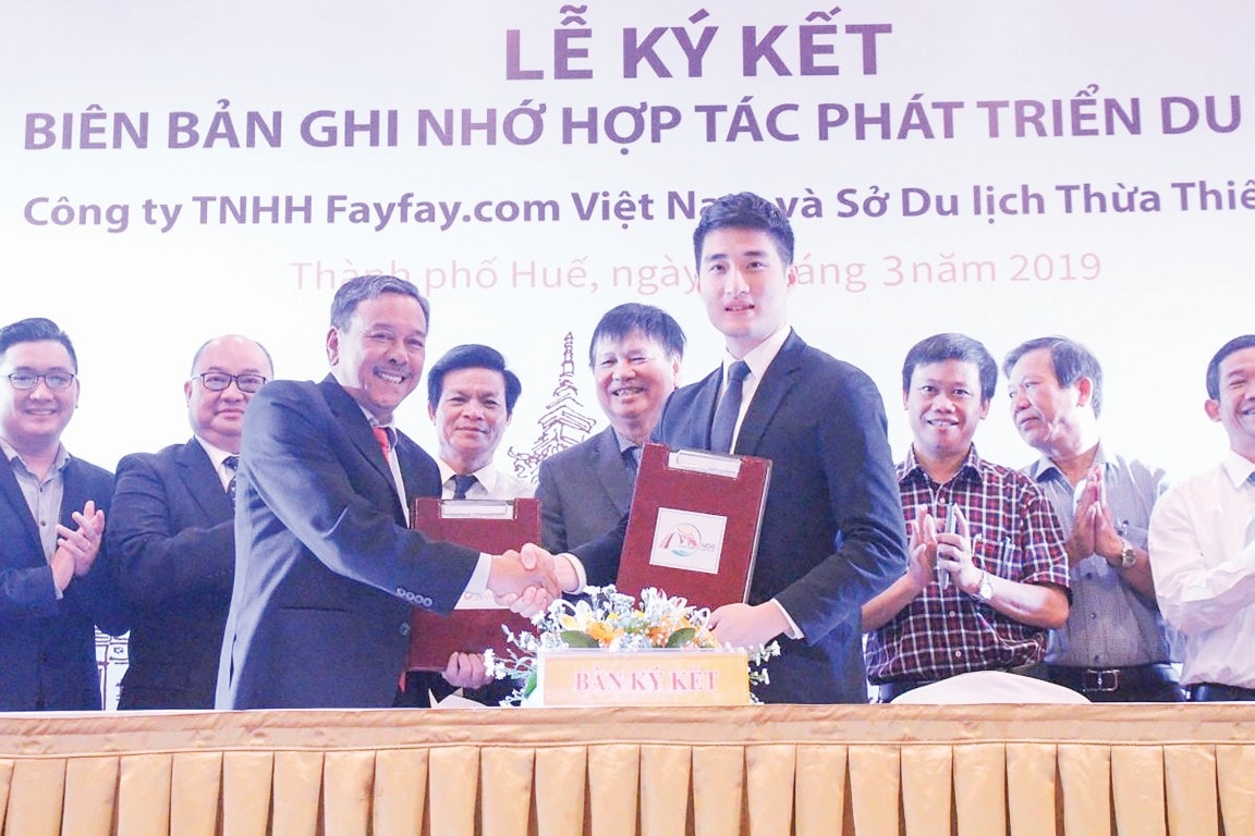 Ông Lê Hữu Minh, Q.Giám đốc Sở Du lịch Thừa Thiên Huế (bên trái) tại Lễ ký kết hợp tác quảng bá du lịch Thừa Thiên Huế giữa Sở Du lịch Thừa Thiên Huế và Công ty TNHH Fayfay.com (Hồng Kông) tháng 3/2019.