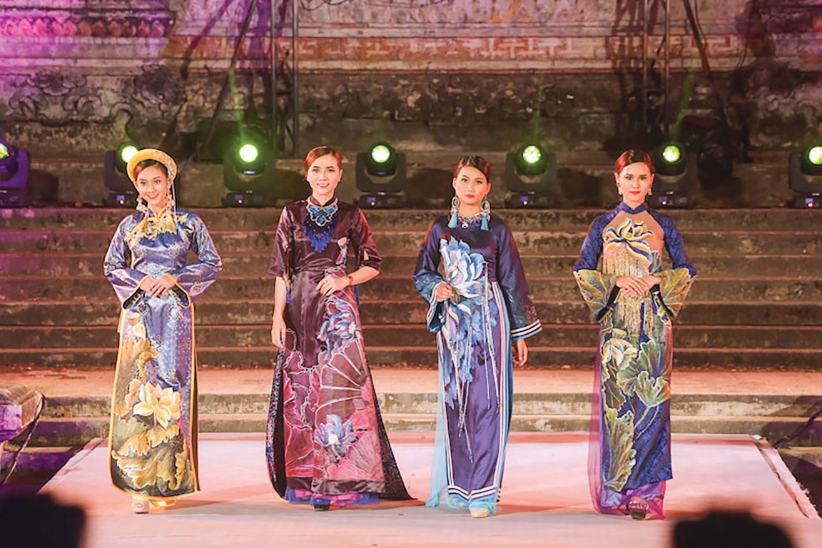 Áo dài tỏa sáng bên dòng Hương Giang.