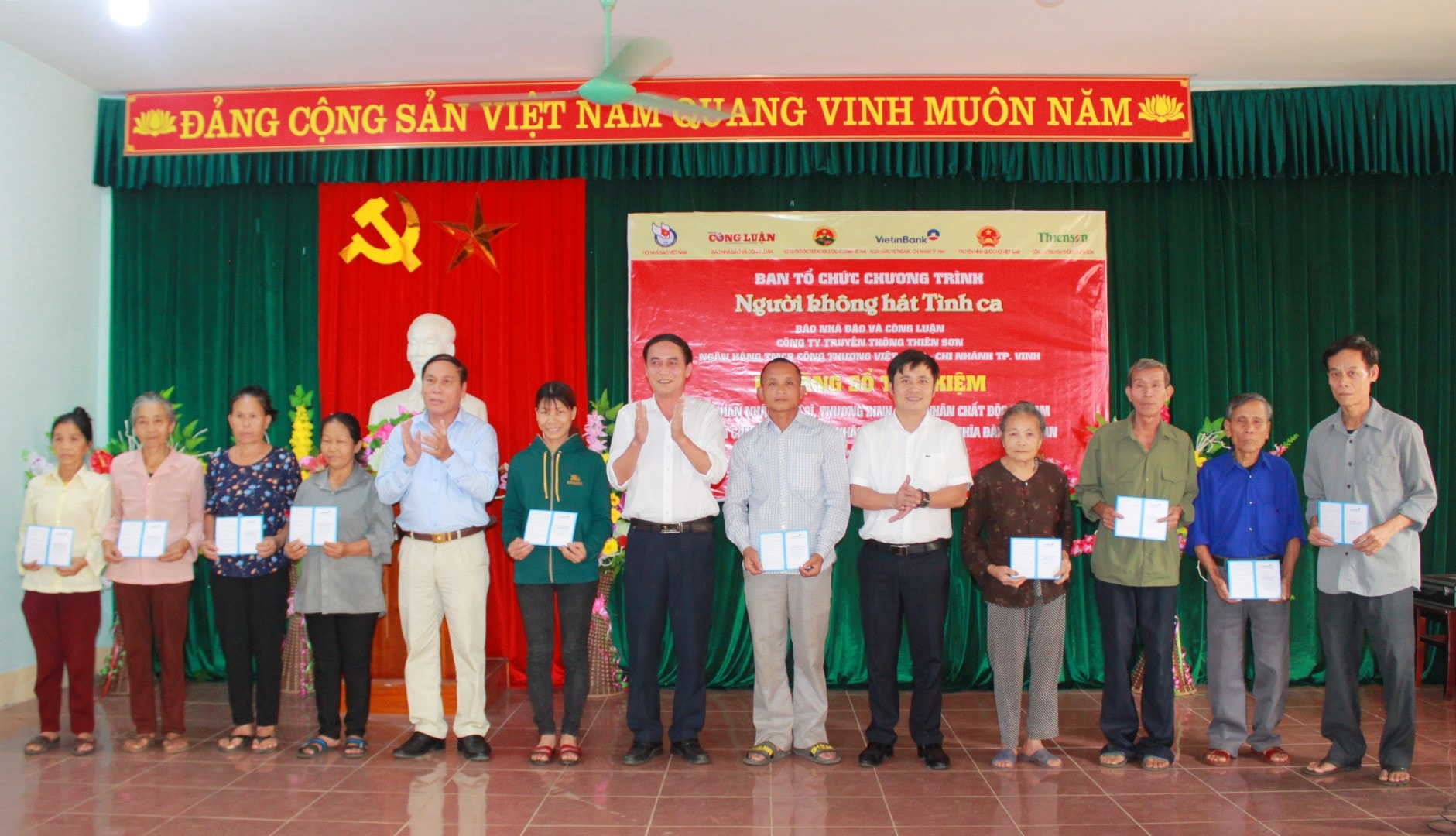 Ban Tổ chức và nhà hảo tâm trao quà cho các cựu chiến binh, đối tượng chính sách tại xã Nghĩa Đức