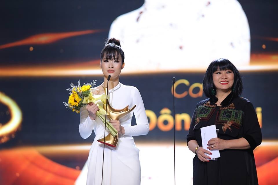 Ca sĩ Đông Nhi xúc động nhận giải thưởng Cống hiến đầu tiên trong sự nghiệp. Ảnh: vov.vn