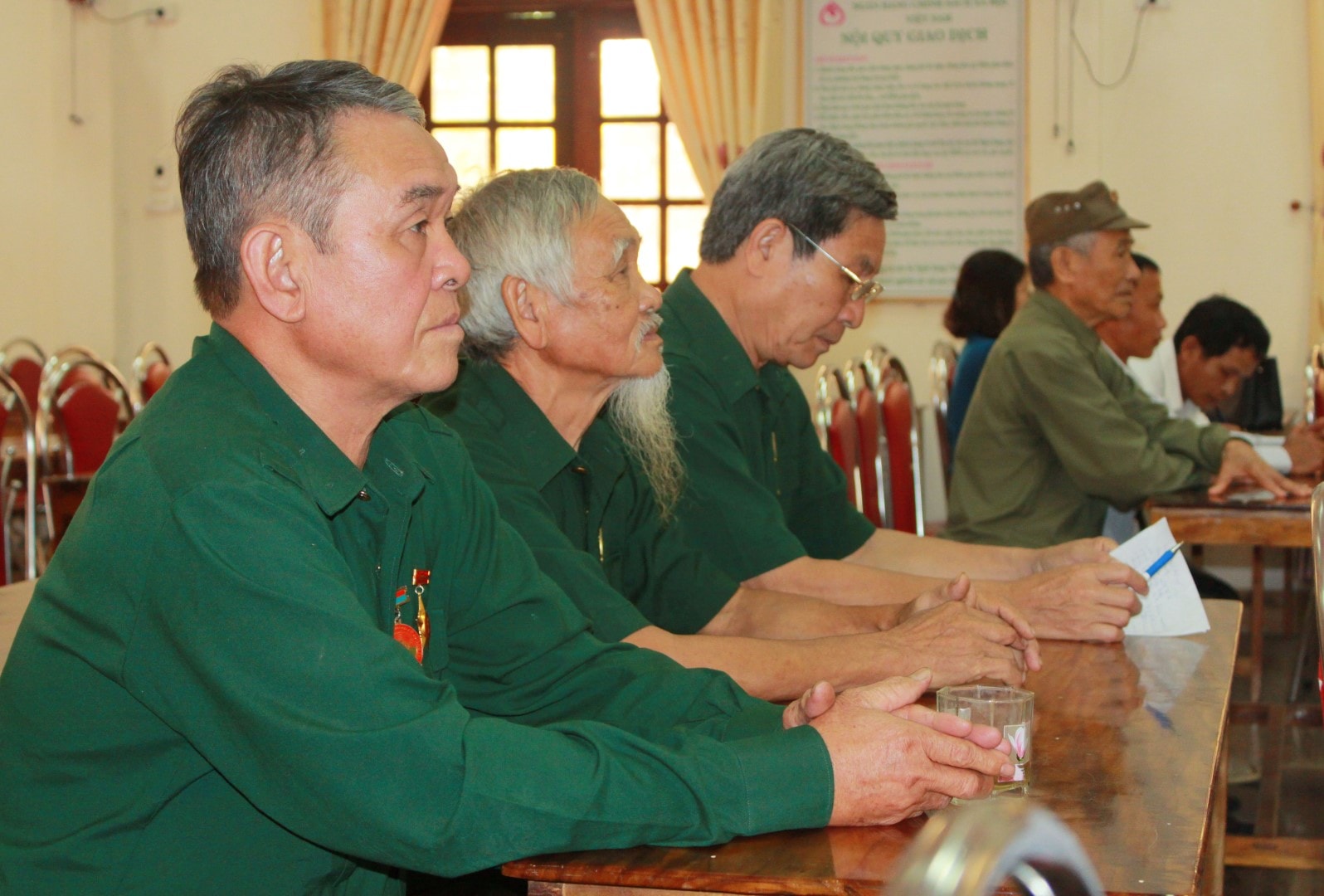 Các cựu chiến binh tham dự chương trình trao sổ tiết kiệm