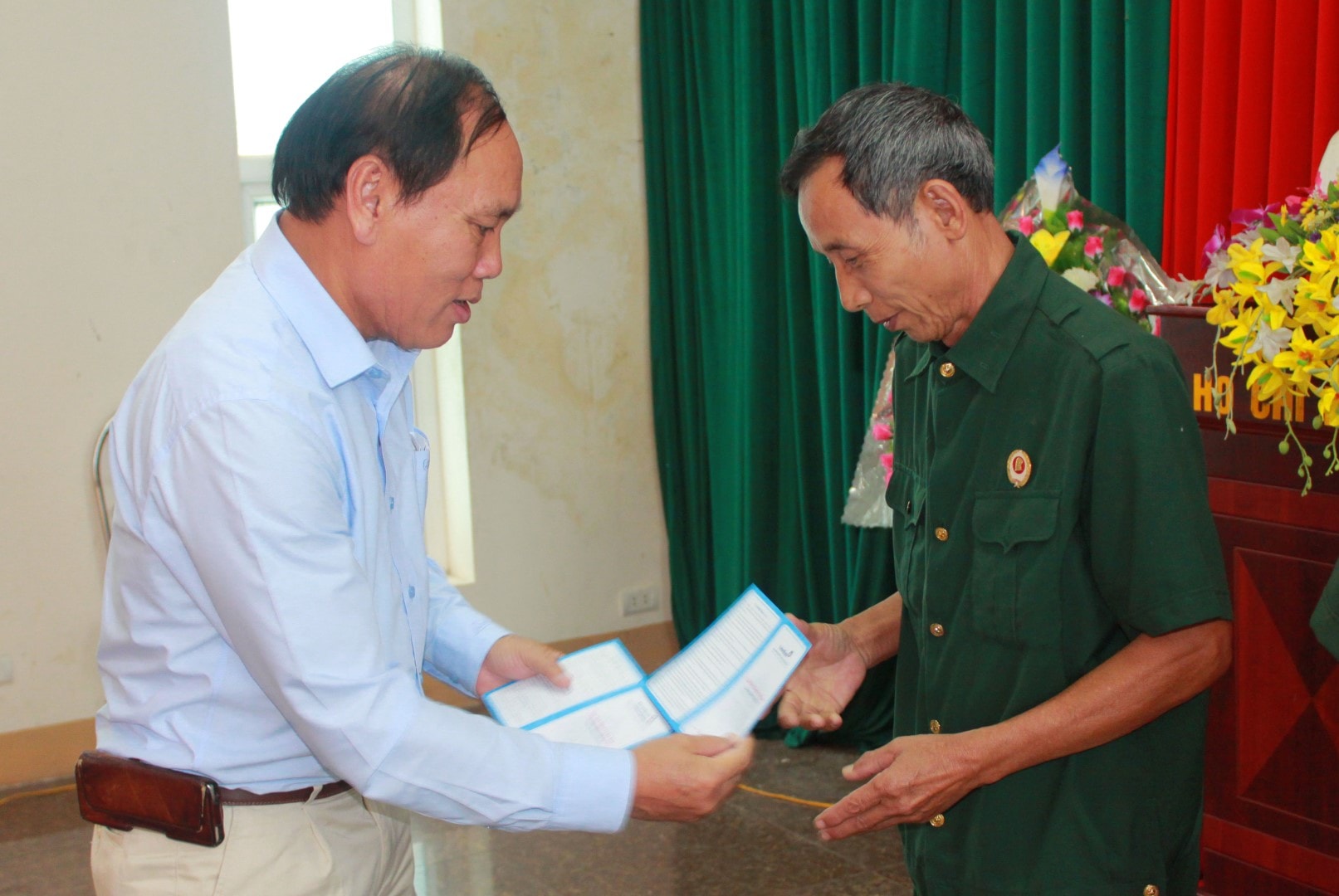 Đại diện Cty Truyền thông Thiên Sơn trao sổ tiết kiệm cho cựu chiến binh tại phường Hòa Hiếu