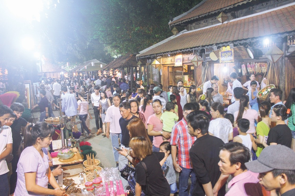 Đông đảo du khách trong và ngoài nước đến tham quan Cố đô Huế.