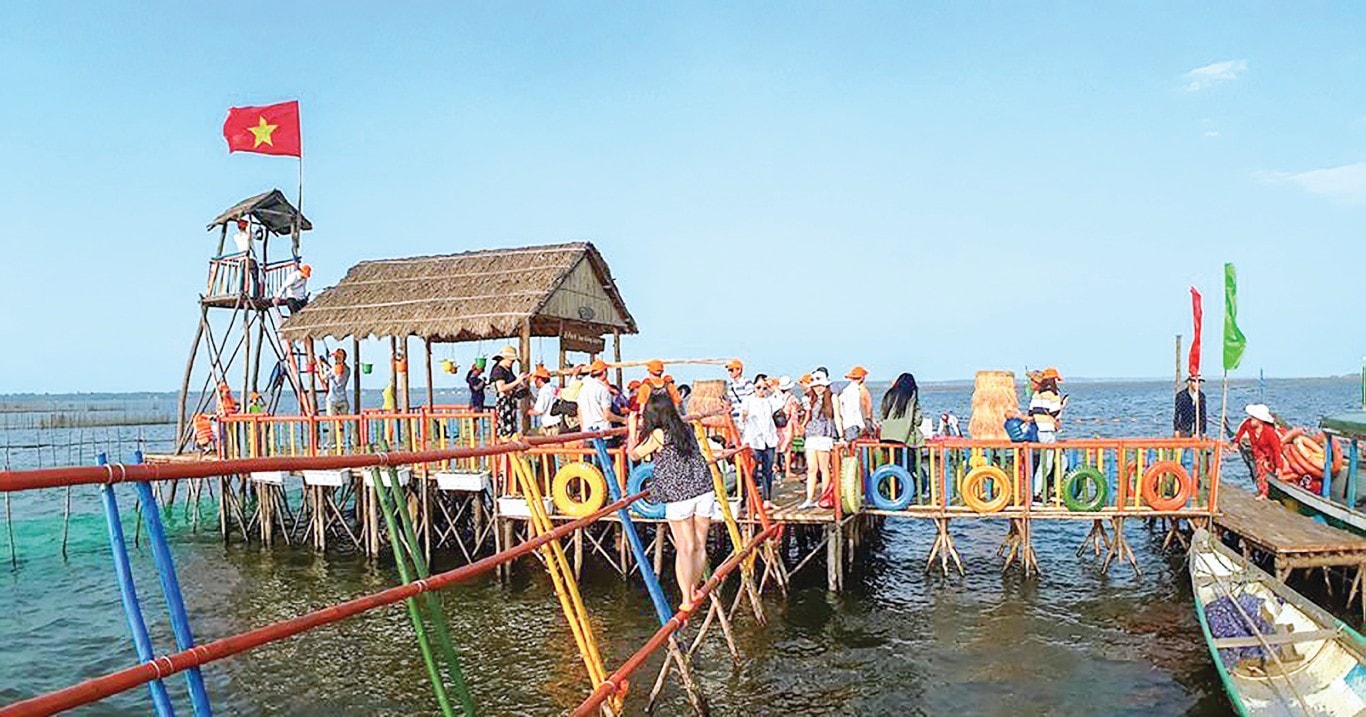 Du khách đến với đầm phá Tam Giang.