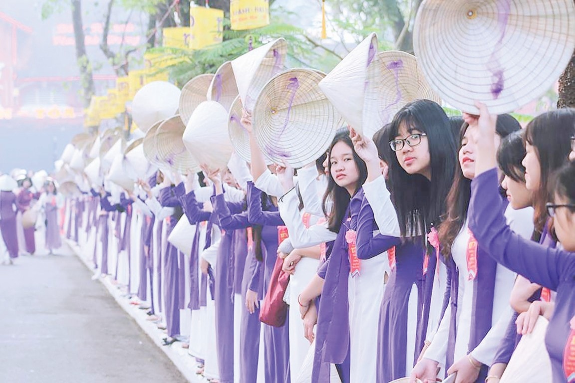 Học sinh mặc áo dài đến trường ở Huế.
