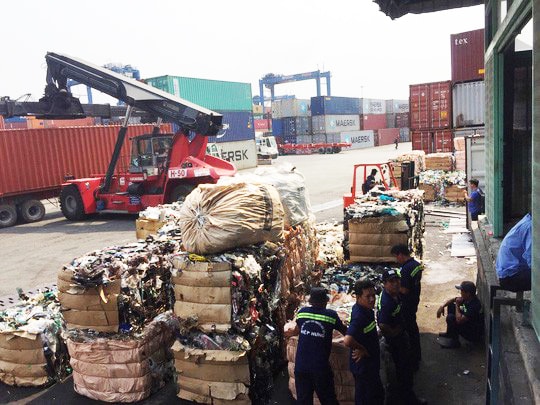 Thực hiện thủ tục hải quan đối với phế liệu NK làm nguyên liệu sản xuất. (Ảnh TL)