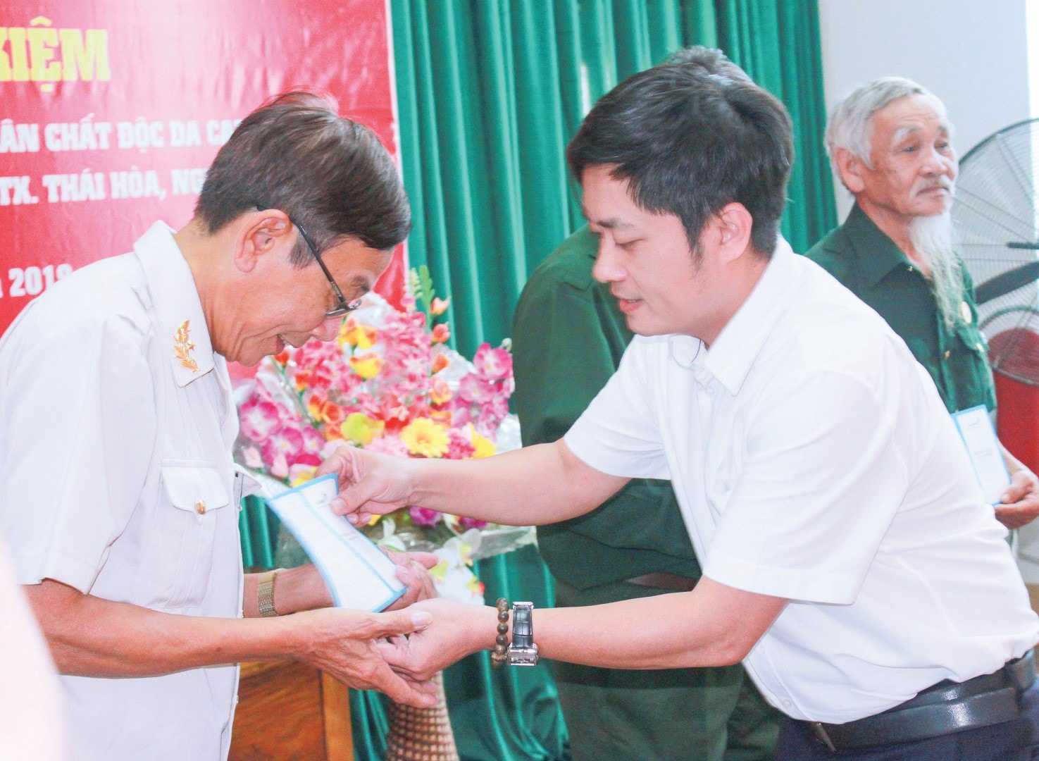Ông Lê Trần Nguyên Huy - TBT báo Nhà báo & Công luận trao sổ tiết kiệm cho cựu chiến binh tại phường Hòa Hiếu.