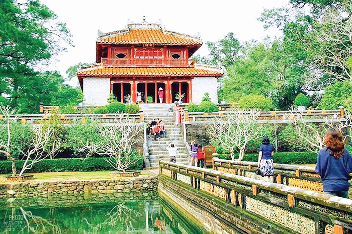 Rất đông du khách đến tham quan quần thể di tích Huế.