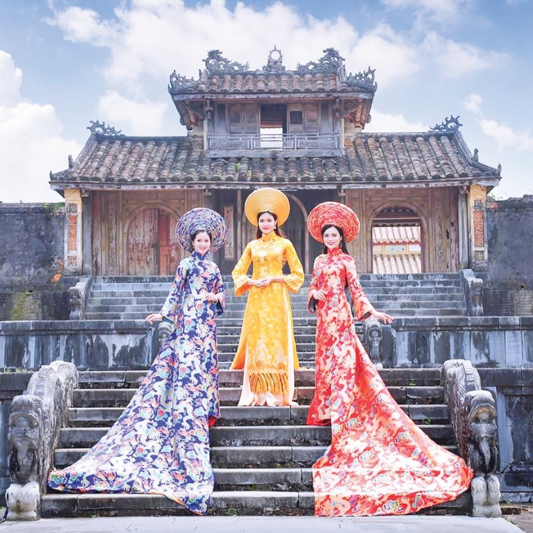 Trình diễn áo dài tại Festival Huế.