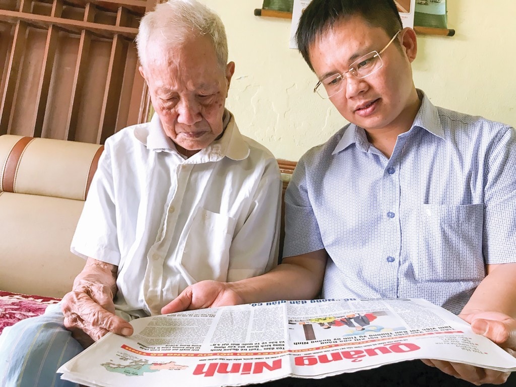 Cụ Như Mai chụp ảnh với Nhà báo Ngọc Hà - Phó Chủ tịch Thường trực HNB Quảng Ninh.