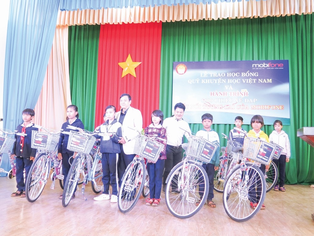 Nhà báo Nguyễn Thanh Nhân - Chủ tịch Hội Nhà báo tỉnh Lâm Đồng tặng xe cho học sinh.