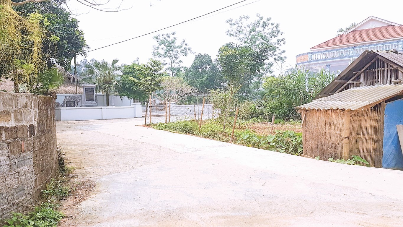 Con đường được rải bê tông vào tận khu Di tích địa điểm thành lập HNBVN.