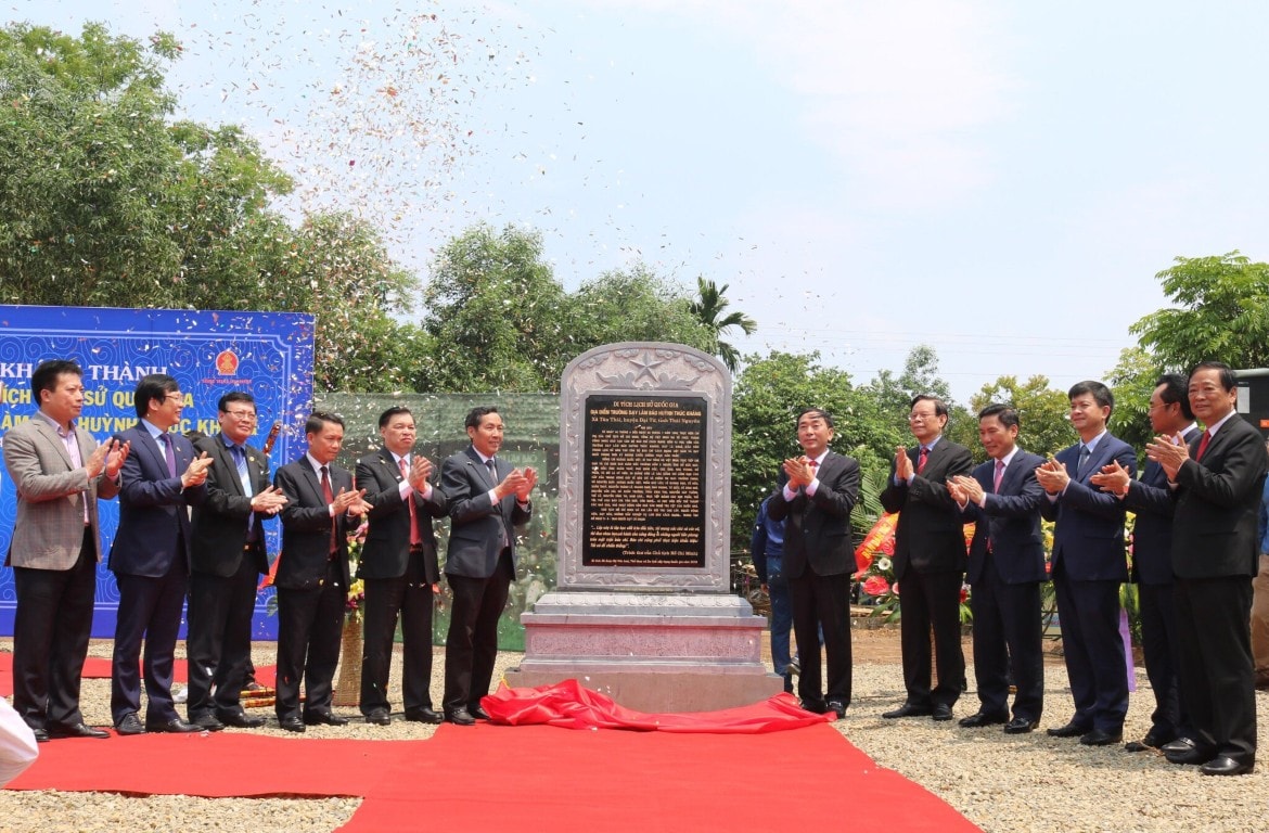 Lãnh đạo Hội Nhà báo Việt Nam cùng các vị quan khách tại Lễ khánh thành Bia tưởng niệm Di tích lịch sử Quốc gia Trường dạy làm báo Huỳnh Thúc Kháng.