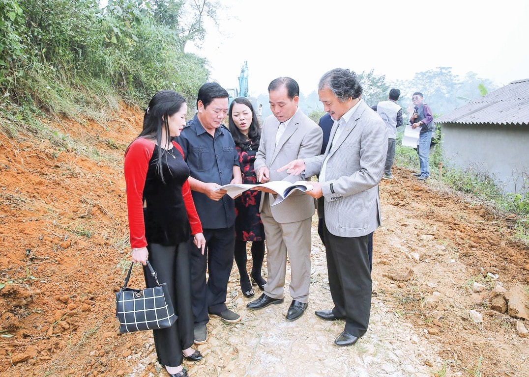 Các đồng chí đại diện HNBVN, HNB Thái Nguyên, xã Điềm Mặc, đơn vị tài trợ và thi công kiểm tra thực tế.