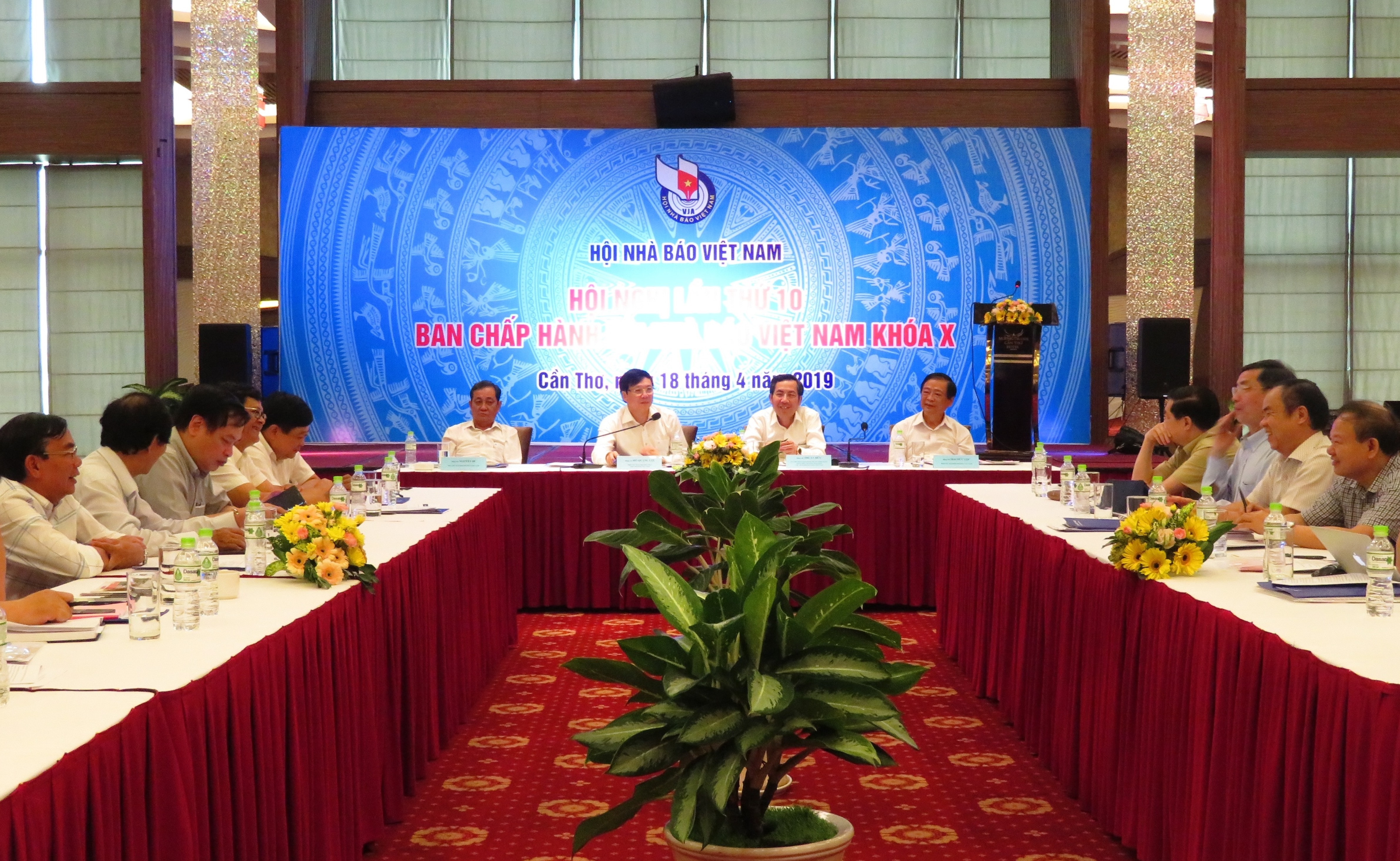 Chủ tịch và các Phó Chủ tịch Hội Nhà báo Việt Nam chủ trì Hội nghị.