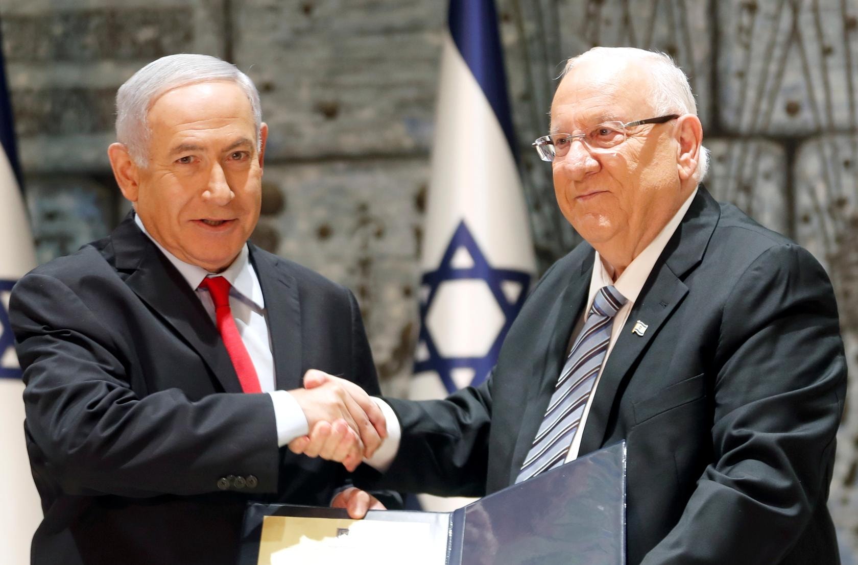 Tổng thống Israel Reuven Rivlin (phải) trao quyết định bổ nhiệm mới cho Thủ tướng Benjamin Netanyahu. Ảnh: Reuters