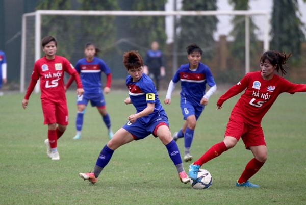 Các cầu thủ U19 nữ Việt Nam ( áo xanh) chơi rất tốt trước CLB nữ Hà Nội. Ảnh: VFF