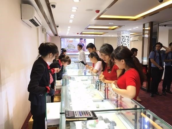 Khách hàng mua vàng tại Doji. Ảnh: Thành Nam