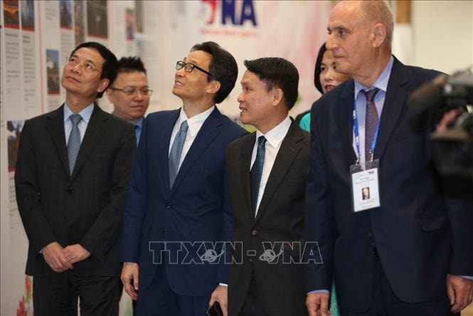Phó Thủ tướng Vũ Đức Đam, Bộ trưởng Bộ Thông tin và Truyền thông Nguyễn Mạnh Hùng, Tổng Giám đốc Thông tấn xã Việt Nam Nguyễn Đức Lợi và Chủ tịch OANA Aslan Aslanov tham quan khu vực trưng bày thông tin các hãng thông tấn. Ảnh: Dương Giang/TTXVN