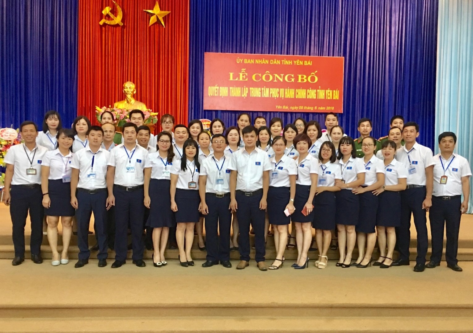 Tập thể cán bộ, công chức Trung tâm PVHCC tỉnh Yên Bái ngày công bố Quyết định thành lập.